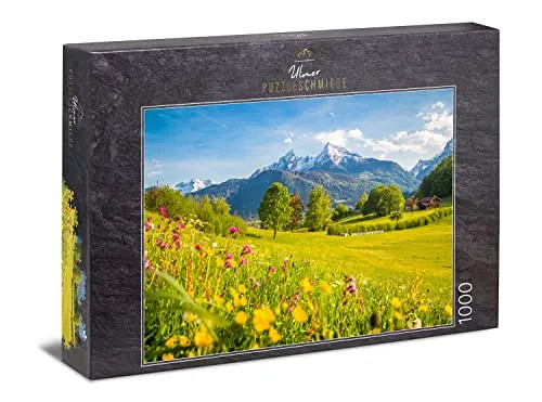 Ulmer Puzzleschmiede - Puzzle „Bergsommer“ - Stilvolles 1000 Teile Landschafts-Puzzle – Blick über Blumen-Wiesen auf das Watzmann-Massiv in den Berchtesgadener Alpen, Bayern, Deutschland