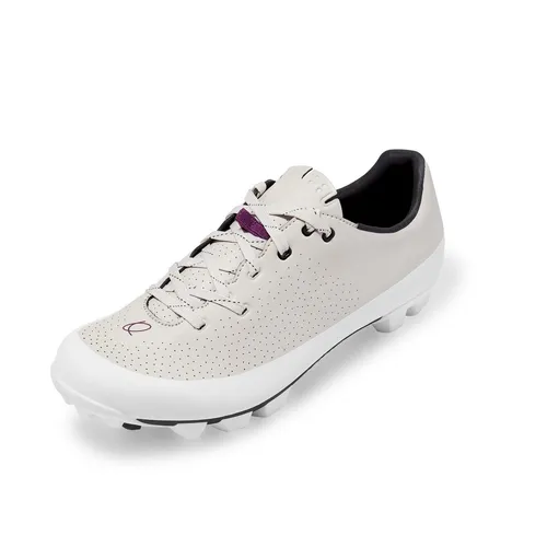 Quoc Gran Tourer XC Lace Gravelschuhe - Beige - Größe 43 - Vielseitige Gravelschuhe mit anpassbarem Schnürsystem für optimalen Komfort und Stabilität. Ideal für Abenteurer, die Stil und Funktionalität schätzen. Perfekt für Trails und Offroad-Einsätze.