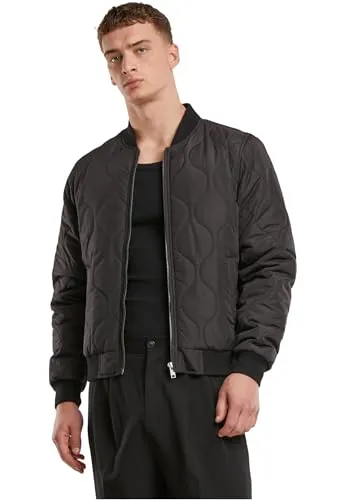 Urban Classics Herren Bomberjacke Onion Quilted - Trendige Herren Bomberjacke mit gestepptem Onion-Quilted-Design. Hergestellt aus robustem, pflegeleichtem Polyester für optimalen Komfort. Ideal für die Übergangszeit und vielseitig kombinierbar mit Jeans oder Chinos.
