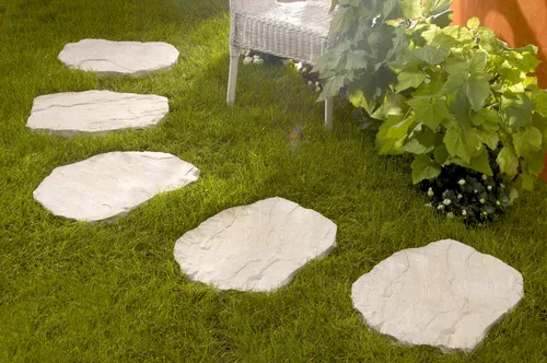 Kann Trittstein Nativa 56 x 42 x 4 cm aus Kalkstein - Trittsteine, ideal für Gartenwege, bieten eine natürliche Optik und sind besonders langlebig und witterungsbeständig.