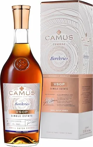 Camus VSOP Borderies Cognac - Limited Edition mit Geschenkverpackung, 70cl 40° - Genießen Sie den Camus VSOP Borderies Cognac in einer eleganten Geschenkverpackung. Ein vollmundiger Genuss mit feinen Vanille- und Orangennoten, ideal für besondere Anlässe.