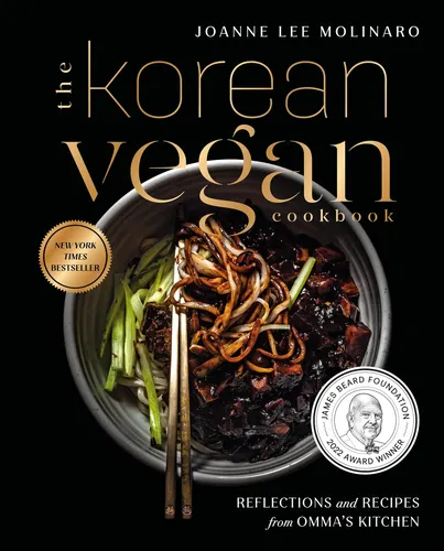 The Korean Vegan Cookbook von Joanne Lee Molinaro - Veganes Kochbuch mit 335 Seiten, inspiriert von der koreanischen Küche. Entdecken Sie köstliche Rezepte und persönliche Geschichten aus Omma's Kitchen.