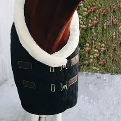 Kentucky Horsewear Show Rug 160g - Schwarz - 140 - Reitdecken mit 160g Füllung, extrem weichem Kunstfell für optimalen Komfort und Schutz vor Scheuerstellen. Exzellentes Wärme-Gewichts-Verhältnis und stilvolles Design, ideal für Turniere.