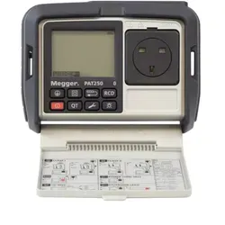 Megger PAT250 SX Gerätetester – Tragbare Sicherheitsprüfung - Mobiler Gerätetester mit CertSuite PAT-Software. Schnelle Prüfungen, robuste Bauweise und einfache Bedienung für eine zuverlässige Prüfung elektrischer Geräte in verschiedenen Umgebungen.