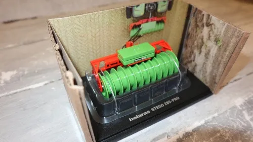 Universal Hobbies UH 6711  in 1:32, HOLARAS Silage Packer NEU in OVP