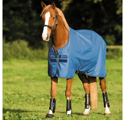 Horseware Amigo Hero 900D Turnout Lite 50g - Colony Blue - Robuste Regendecke aus 900D Polyester, atmungsaktiv und wasserdicht, ideal für Sommer und Übergangszeit, mit patentierten Beinausschnitten für mehr Bewegungsfreiheit.
