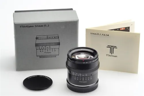 TTArtisan 1.2/50mm Black für Canon EOS M - Objektiv mit 50mm Brennweite und großer Blendenöffnung von 1.2, ideal für kreative Fotografie und beeindruckende Porträts.