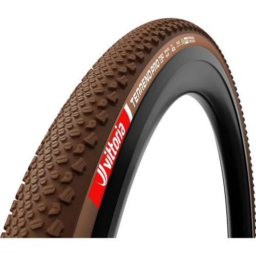 Vittoria Terreno Pro T50 Mixed Race Tubeless 700C x 45 Reifen - Der Vittoria Terreno Pro T50 ist ein vielseitiger Gravelreifen (700C x 45) für ultimative Leistung auf unterschiedlichen Untergründen. Genießen Sie exzellenten Grip und Rollverhalten – ideal für Abenteuer von Asphalt bis Schotter.