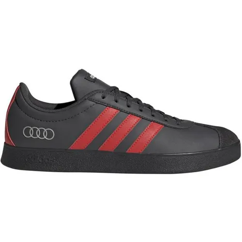 adidas Unisex Audi F1 Team VL Court Schuhe – Utility Black/hi-Res red/Chalk Pearl, 41 1/3 EU - Stylische Sneakers mit regulärer Passform und Schnürsenkeln. Das Synthetik-Obermaterial sorgt für Langlebigkeit, während die Gummiaußensohle perfekten Halt bietet.