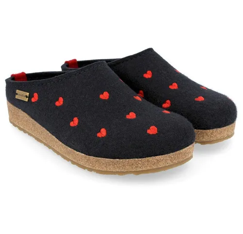 HAFLINGER Grizzly Cuoricini Filzpantoffel - Bequemer Hausschuh mit Herzdesign - Hausschuhe aus hochwertigem Schurwollfilz, anatomisches Kork-Latex-Fußbett für optimale Fußgesundheit und rutschfeste Laufsohle für sicheres Auftreten.
