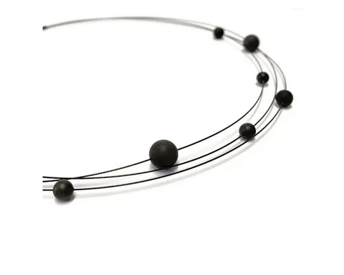Collier Stahlseil 3-reihig mit Carbon Kugeln schwarz 45 cm - Elegantes 3-reihiges Collier aus Stahlseil mit stilvollen Carbon Kugeln. Ideal für modische Akzente und vielseitige Kombinationen in Ihrer Schmuckkollektion.