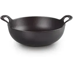 Le Creuset Balti Dish 20cm schwarz matt - Hochwertiger Gusseisen-Topf für vielseitige Gerichte wie aromatische Currys, geeignet für alle Herdarten und Ofen, ideal für energieeffizientes Kochen.