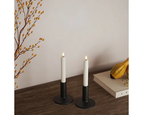 Stabkerze LED 15 cm weiß - 2 Stück - Die LED Stabkerzen von Deluxe Homeart bringen eine gemütliche Atmosphäre in Ihr Zuhause. Aus Echtwachs gefertigt, erzeugen sie mit dem 'Real Flame'-Effekt eine täuschend echte Flamme und sind ideal für stimmungsvolle Dekoration.