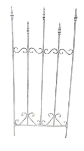 Deko-Impression Rankgitter Eisen Grau-Antik 107 x 45 cm - Spaliere für Gartenliebhaber, verzierte Rankhilfe aus robustem Eisen mit 5 massiven Spitzen und eleganter Grau-Antik-Patina, ideal für kreative Begrünung.
