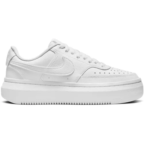 Nike COURT VISION ALTA Damen Sneaker - White, Größe 36 1/2 - Moderne Sneaker mit Plateausohle aus robustem Echtleder, ideal für Komfort und Stil; atmungsaktives Design mit Perforationen für optimale Ventilation.