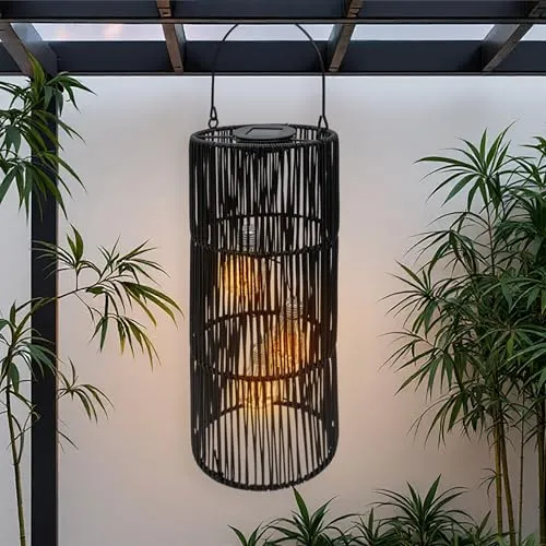 Solar Hängeleuchte in Rattan Optik schwarz - Fackeln & Laternen für den Garten - stilvolle Deko-Gartenlaterne mit 3 warm weißen LED Glühbirnen, ideal für stimmungsvolle Beleuchtung auf Balkon und Terrasse.