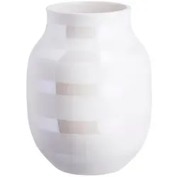 Kähler Design Omaggio Vase H 200 in Perlmutt - Vasen mit unverwechselbarem Streifen-Design, eleganten Rundungen und lebhafter Dynamik, ideal für stilvolle Dekoration.