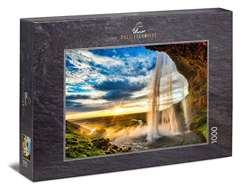Ulmer Puzzleschmiede - Puzzle „Seljalandsfoss“– Klassisches 1000 Teile Puzzle – Puzzlemotiv von Islands spektakulärem Wasserfall vor Sonnenuntergang