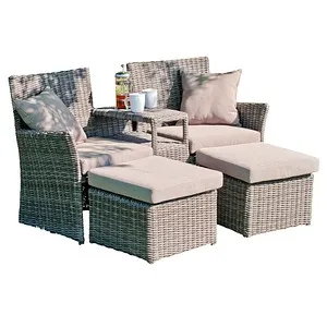 Garden Pleasure Doppelsessel-Set Calgary - Gartenstühle für Paare, mit praktischer Mittelkonsole und gemütlichen Hockern für entspannte Stunden im Freien. Inklusive vier hellgrauen Auflagen für zusätzlichen Komfort.