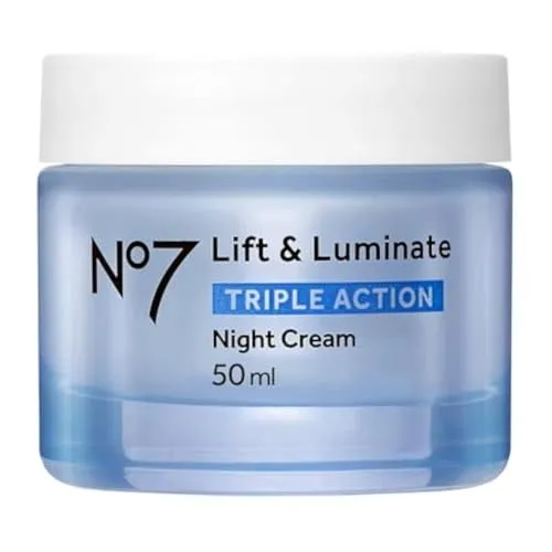 No7 Lift & Luminate Nachtcreme 50 ml – Verbesserte Formel - Intensive Feuchtigkeitspflege mit Sheabutter und innovativer Peptid-Technologie für ein strafferes Hautgefühl. Ideal für die Nacht, um die Haut sichtbar zu revitalisieren und zu erfrischen.