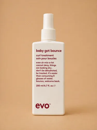 Evo Baby Got Bounce Curl Treatment 200 ml - Haarstyling-Produkt für lockiges Haar, spendet intensive Feuchtigkeit und verbessert die Handhabbarkeit für müheloses Styling.