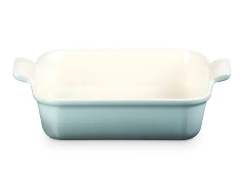 LE CREUSET Auflaufform Tradition quadratisch 23cm in Sea Salt - Die quadratische Auflaufform Tradition von Le Creuset in Sea Salt ist ideal für Aufläufe und Desserts. Hergestellt aus hochwertigem Steinzeug, sorgt sie für eine gleichmäßige Wärmeverteilung und ist spülmaschinengeeignet.