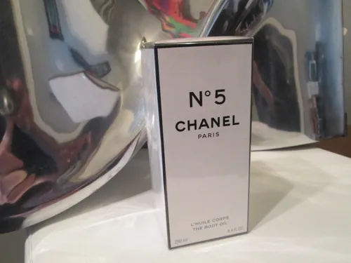 Chanel N°5 250 ml Öl - Luxuriöses Körperpflegeöl für Frauen, das die Haut intensiv pflegt und einen zeitlosen Duft bietet.