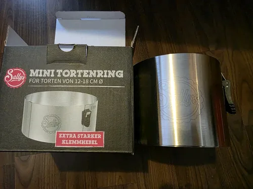 Sallys Tortenring aus Edelstahl - Tortenränder aus hochwertigem Edelstahl, rostfrei und fruchtsäurefest. Ideal zum Befüllen mit Cremes, kein Fetten nötig und hitzefest bis 220 °C. Perfekt für kreative Backprojekte!
