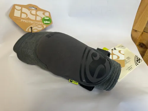 IXX Flow EVO+ Knie Schützer Größe S - Optimaler Knieschutz für Enduro und Downhill - Protektoren & Schoner, grau, Größe S - bietet sicheren Knieschutz bei Radsportaktivitäten, ideal für Freeride und E-Bike Abenteuer.