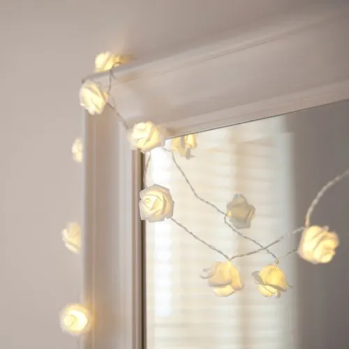 Lights4fun 30er LED Rosen Lichterkette strombetrieben Weiße Blumen warmweiße Beleuchtung Rosenlichterkette Tischdeko Fenster Schminktisch Beleuchtung Rosen Girlande mit Stecker