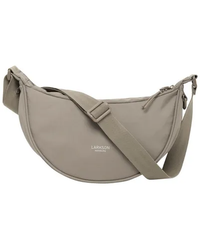 LARKSON Umhängetasche Solveig Small - Stylische Halbmond Crossbody Bag aus recyceltem PET, wasserabweisend und ideal für den Alltag oder besondere Anlässe. Mit verstellbarem Tragegurt und praktischen Innentaschen für deine Essentials.