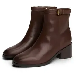 Stiefelette TOMMY HILFIGER "TH BUCKLE RIDING MID HEEL BOOTIE" - Elegante Damenstiefelette aus dunkelbraunem Leder mit Blockabsatz, ideal für Business-Outfits und schmal geschnitten für perfekten Sitz.