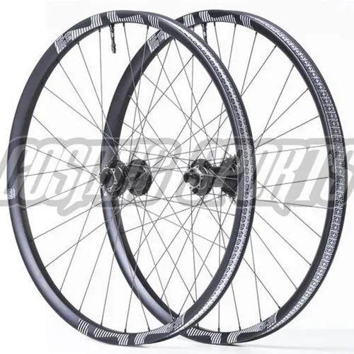 e*13 LG1 Race Carbon Vorderrad 27.5" - Leichtes und robustes Vorderrad aus Carbon für Rennradfahrer, ideal für hohe Geschwindigkeiten und optimale Leistung auf der Strecke. Perfekt für ambitionierte Fahrer! Kategorie: Fahrradräder
