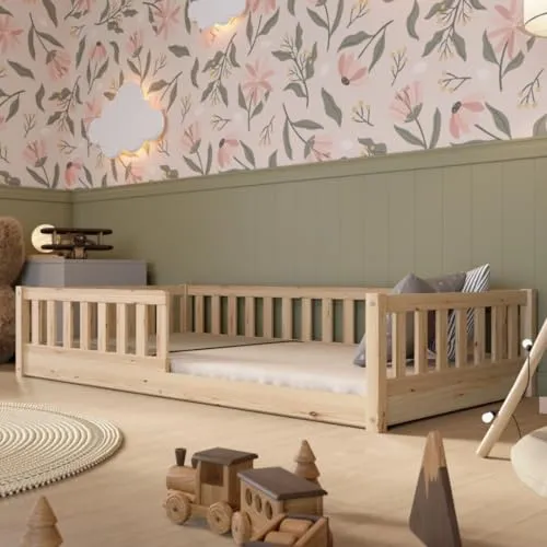 Crazy Pine Kinderbett 140x200 cm – Massives Montessori Bodenbett mit Rausfallschutz - Kleinkindbett mit sicherem Rausfallschutz aus schadstofffreiem Kiefernholz, ideal für eine gemütliche und geschützte Schlafumgebung. Modernes skandinavisches Design für jedes Kinderzimmer.