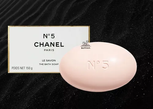 Chanel No. 5 Seife 150 g - Luxuriöse Seife mit dem ikonischen blumig-pudrigen Duft von Chanel No. 5, der Eleganz und Entspannung vereint – ideal für ein verwöhnendes Badeerlebnis.