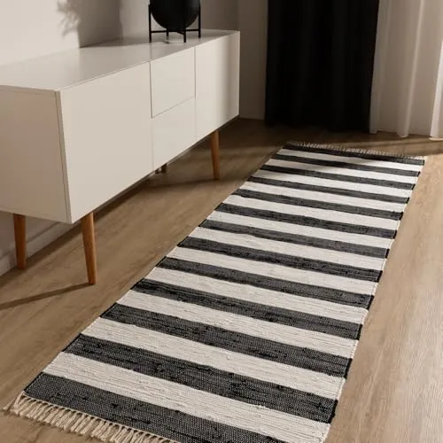 benuta Basic Baumwollteppich Tom - Schwarz/Creme 70x200 cm - Handgewebt aus 100% recycelter Baumwolle - Langlebiger Teppich aus 100% recycelter Baumwolle, ideal für viel besuchte Wohnbereiche. Handgewebtes Design mit Fransen schafft eine gemütliche Atmosphäre. Auch für Fußbodenheizung geeignet und leicht zu reinigen.