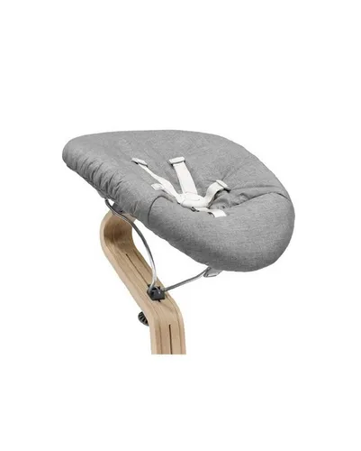 Stokke Nomi Newborn Set - Hochstuhlaufsatz für eine höhere Sitzhöhe, ideal für den Kontakt mit deinem Baby und flexibel in der Positionierung für optimale Unterstützung.