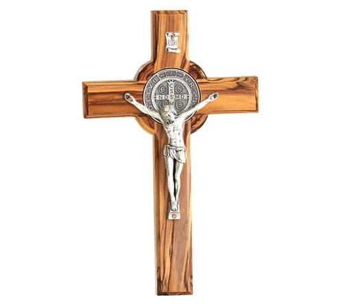 Kassis Dekoobjekt St. Benedikt Kreuz aus Olivenholz – Handgemacht - Wunderschönes Wandkreuz aus Olivenholz, 12 cm hoch. Ideal für Innenräume und besondere Anlässe wie Taufe oder Weihnachten. Einzigartige Handarbeit aus Bethlehem.