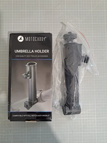 Motocaddy Regenschirmhalter S Serie & M Serie - Golfzubehör für Motocaddy E-Trolleys, ermöglicht das einfache Befestigen eines Regenschirms, um bei jedem Wetter trocken zu bleiben.