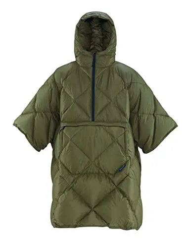 Thermarest Honcho Poncho Down Dark Olive - Multifunktionaler Poncho aus wasserabweisenden Daunen, ideal für Zeltlager. Leicht und warm dank RDS-zertifizierter Daunenisolierung, mit praktischen Features für höchsten Komfort.