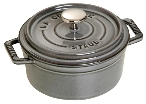 STAUB Gusseisen Bräter/Cocotte Rund 12 cm - Mini Cocotte aus emailliertem Gusseisen mit 0,25 L Volumen, ideal für energiesparendes Kochen auf allen Herdarten, inklusive Induktion, dank der Aromaregen-Funktion für saftige Ergebnisse.