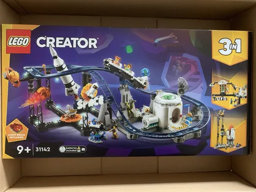 LEGO 31142 Creator 3-in-1 Weltraum-Achterbahn - intergalaktisches Spielvergnügen mit 5 Minifiguren und leuchtenden Effekten, für kreative Bauabenteuer