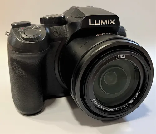 Panasonic Lumix FZ 330 - 12,1 MP SLR-Kamera mit 24x Zoom - Spiegelreflex- & Systemkamera mit 12,1 MP, 24x optischem Zoom und 4K Ultra HD Videoaufnahme. Ideal für kreative Fotografie dank schwenkbarem LCD und WLAN-Funktion.