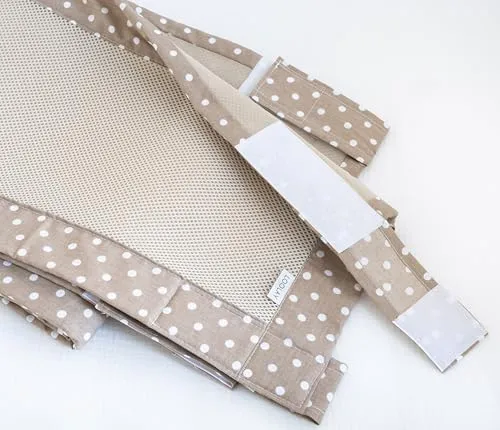 Bettumrandung Babybett 60x120 cm – 2-teiliges Set mit atmungsaktivem Netzstoff (BRAUN Punkte/Beige) - Sichere und komfortable Bettumrandung für Babybetten 60x120 cm. Das atmungsaktive Netzmaterial sorgt für Luftzirkulation und schützt das Kind vor Stößen. Einfache Befestigung mit starkem Klettverschluss.