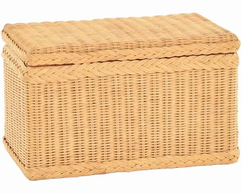 Korb-Outlet Rattan Wäschetruhe - Honigfarben - Elegante Wäschetruhe aus echtem Rattan mit herausnehmbarem Stoffinlett, ideal für Flur, Schlafzimmer oder Waschküche. Stabiles Design auf Holzrahmen, praktische Aufbewahrungslösung.