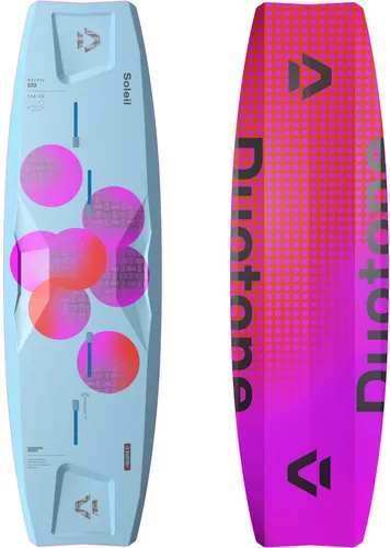 DUOTONE SOLEIL SLS Kiteboard 2026 blue - 132 - Das DUOTONE SOLEIL SLS Kiteboard 2026 blue - 132 bietet hervorragende Dämpfung und Komfort durch das innovative Double Concave Bottom. Ideal für Fahrerinnen, die Eleganz und Leistung auf dem Wasser suchen.