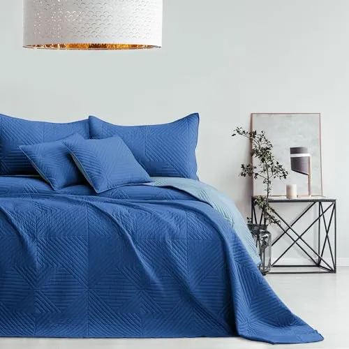 RESTILO Tagesdecke blau himmelblau 200x220 - Zweiseitige Ultrasonic Steppung - Vielseitige Tagesdecke in blau und himmelblau, 200x220 cm. Ideal für jeden Wohnraum und als stilvolles Geschenk. Die zweiseitige Steppung sorgt für einen besonderen Look und ist pflegeleicht bei 30 Grad.