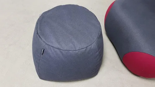 freistil ROLF BENZ Hocker Pouf 171 – Schwarzgrau - Der freistil 171 Hocker von Rolf Benz ist ein stilvolles Sitzkissen aus hochwertigem Flachgewebe. Mit seiner praktischen Größe ist er der perfekte Begleiter für jedes Zuhause.