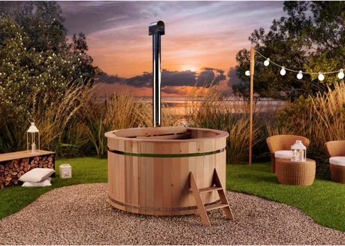 Finntherm Holz Badefass Bergen – Hot Tub für 5-6 Personen - Badewanne mit Sprudelfunktion für den Außenbereich, ganzjähriger Badespaß mit stabilem Design aus nordischer Fichte und Edelstahlofen (22 kW) für schnelles Aufheizen.