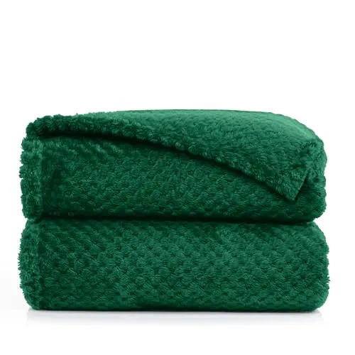 DecoKing Kuscheldecke 150x200 cm flaschengrün - Weiche Microfaser-Kuscheldecke im skandinavischen Stil, ideal für Sofa oder Bett. Hält warm und sorgt für Gemütlichkeit, perfekt für Innen- und Außenbereich.